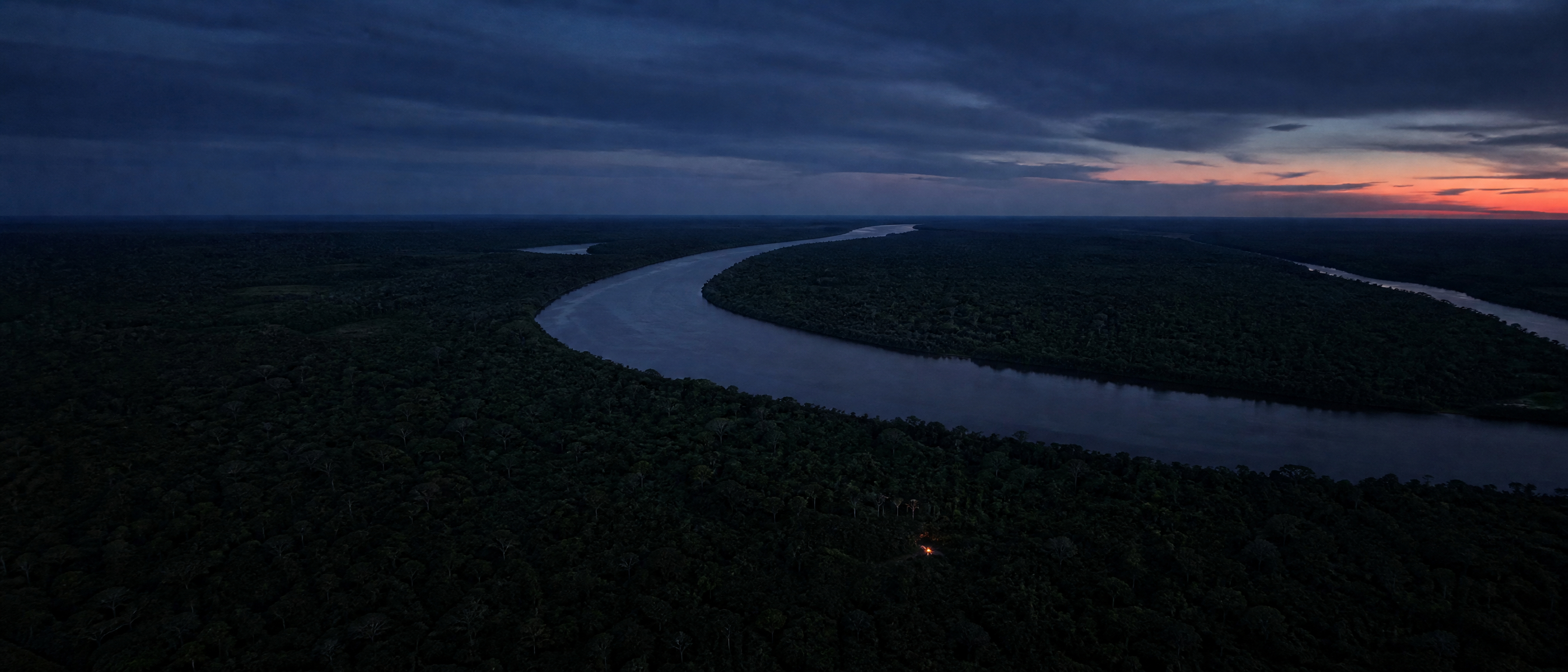 Margem do Rio Negro em meio à floresta amazônica
